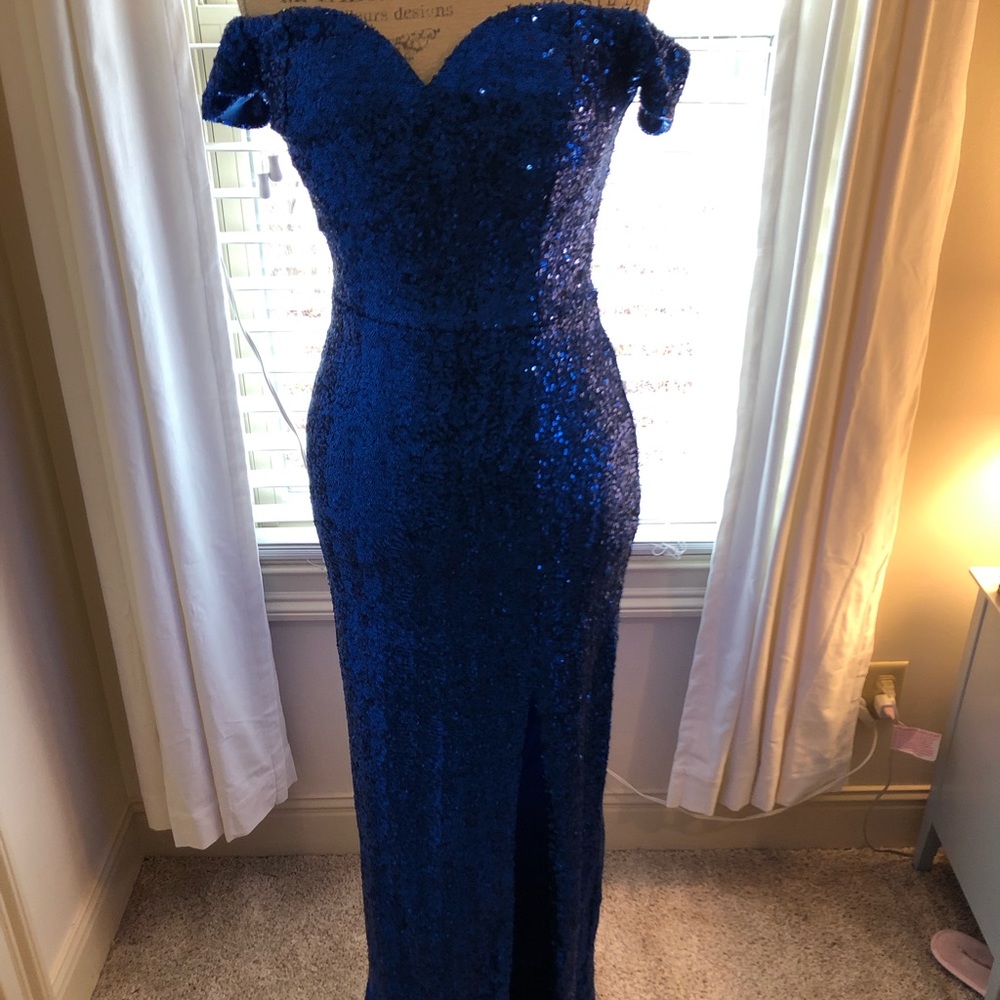 Sexy and vibrant blue sequined gown!